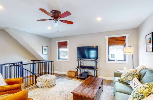 Belfast Apartment | Inviting waterfront home with full kitchen & deck