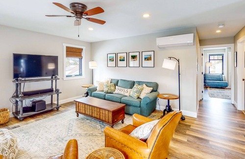 Belfast Apartment | Inviting waterfront home with full kitchen & deck