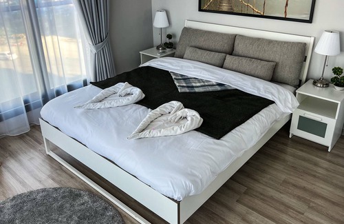 Gastria Apartment | Iona Pool 1-bdr Apartment (Caesar Blue)
