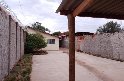 Aracatuba House | Iporã casa simples Ar-cond, wi-fi, smartv, máquina de lavar 6 pessoas, equipado com churrasqueira, garagem para 4 carros sendo 2 coberta, Hop Independente