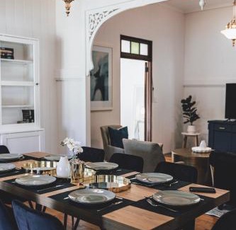 Eastern Heights House | Ipswich Central Colonial 4&2 house + 2&1 apartment