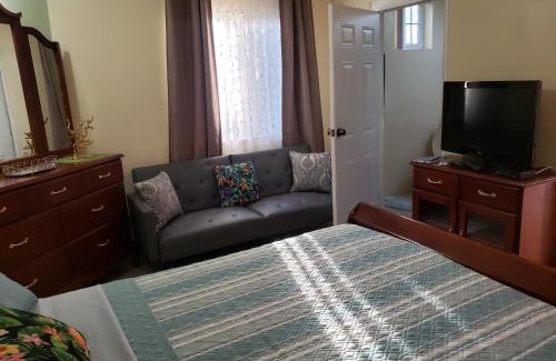 Caribbean Estates House | Irie HideAway - Private Studio in Gated Community -Caribbean Estates, Portmore