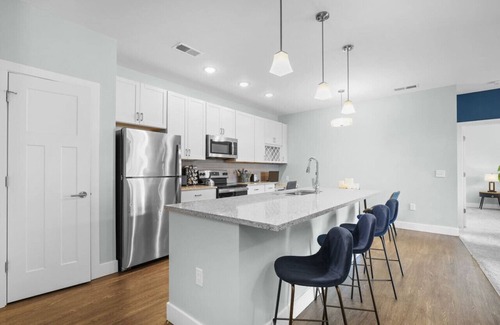 Westfield Apartment | IRIE Living-2BD Retreat, Grand Park+King Bed+Pool