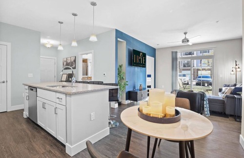 Westfield Condo | IRIE Living-Comfy Suite Grand Park+King Bed+Pool