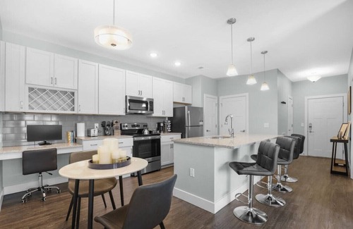 Westfield Condo | IRIE Living-Comfy Suite Grand Park+King Bed+Pool