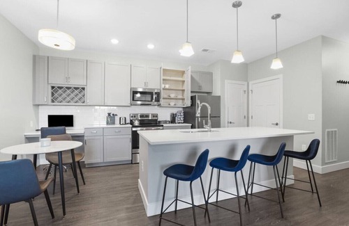 Westfield Condo | IRIE Living-Divine Suite Grand Park+King Bed+Pool
