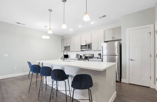 Westfield Condo | IRIE Living-Divine Suite Grand Park+King Bed+Pool