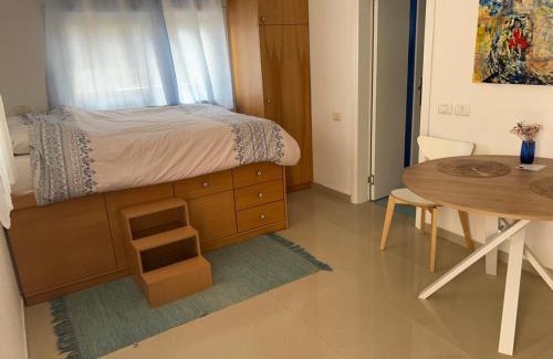 Mevaseret Zion Apartment | Iris privet room