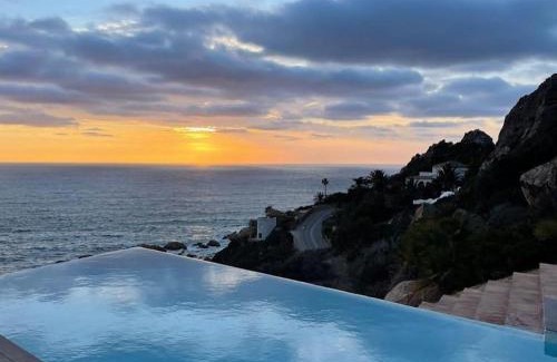 Atlanterra Bed & Breakfast | Iris Zahara