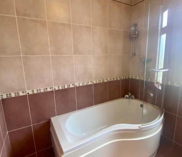 Inishmore House | Irish Isle Oasis: Spacious 5-Bedroom Retreat