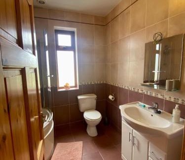 Inishmore House | Irish Isle Oasis: Spacious 5-Bedroom Retreat