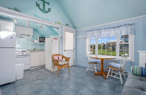 Yarmouth Cottage | Irish Mist is your charming beachside retreat on Nantucket Sound