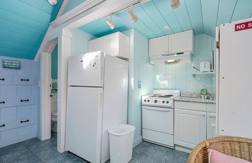 Yarmouth Cottage | Irish Mist is your charming beachside retreat on Nantucket Sound