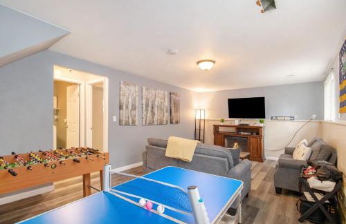South Bend House | Irish Retreat l 4 BR 2 Miles from Campus l BBQ Foosball
