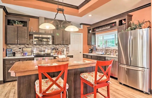 Milledgeville House | 'Irish Rover' Lake Home w/Yard Bar & Dock!