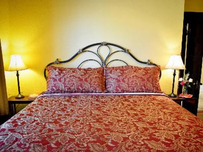 Granbury Bed & Breakfast | Iron Horse Inn