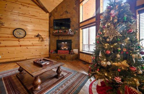 Broken Bow Villa | Iron Horse Lodge sleeps 18, Games, Fire Pit, Hot Tub, EV, more