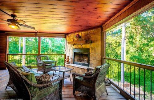 Broken Bow Villa | Iron Horse Lodge sleeps 18, Games, Fire Pit, Hot Tub, EV, more