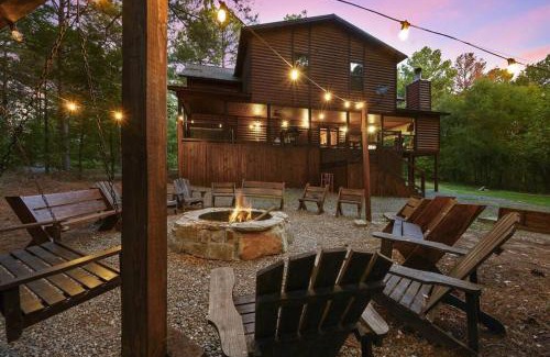 Broken Bow Villa | Iron Horse Lodge sleeps 18, Games, Fire Pit, Hot Tub, EV, more
