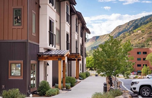 Glenwood Springs Condo | Iron Mt Hot Spgs Condo #207 | Mtn Views | Sleeps 4