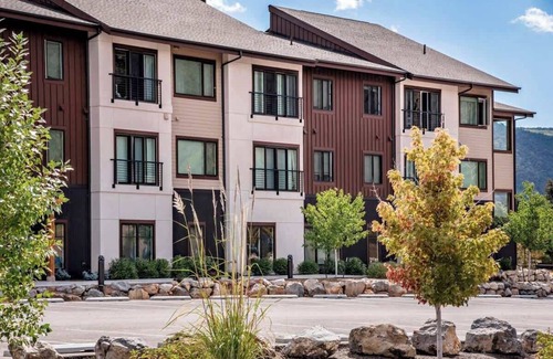 Glenwood Springs Condo | Iron Mt Hot Spgs Condo #207 | Mtn Views | Sleeps 4
