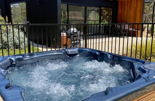 Maldon House | Ironbark Maldon, with outdoor spa and forest views
