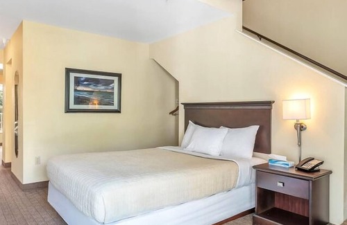 Kelleys Island Hotel | Iroquois Suite at Kelley's Island Venture Resort