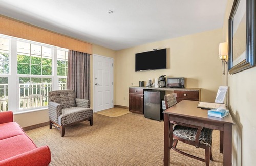 Kelleys Island Hotel | Iroquois Suite at Kelley's Island Venture Resort