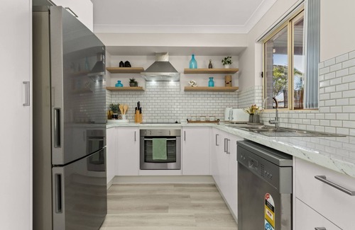 Huskisson House | Irrilassa by the Beach by Experience Jervis Bay