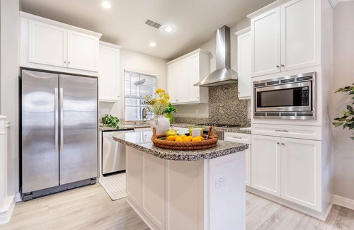 Oak Creek Condo | Irvine Oasis - Luxury 2BR Condo