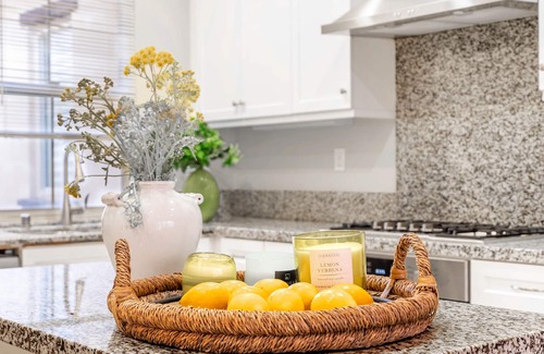 Oak Creek Condo | Irvine Oasis - Luxury 2BR Condo