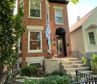 Irving Park Apartment | Irving Park updated vintage top unit 2-flat