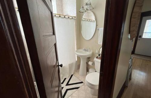 Irving Park Apartment | Irving Park updated vintage top unit 2-flat