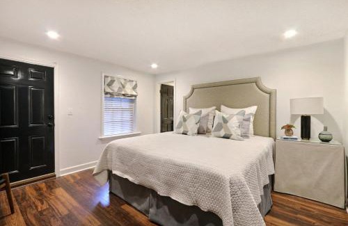 Historic Downtown Savannah Apartment | Isaac LaRoche Garden