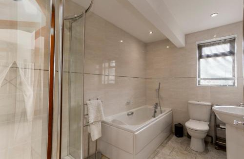 Dunnington Apartment | Isabella Place in York - 3 Bed Property, 2 Double Beds, 1 Large Double Bed, Ideal for Families