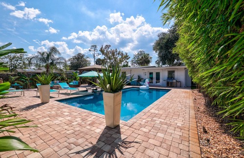 Jacksonville Beach House | Isla's Beach Oasis: Classic Family Beach Oasis with Heated Pool