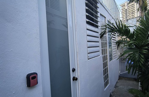 San Juan House | Isla Verde Beach -Bars-Restaurants Great for Near Airport Stop-N-Go