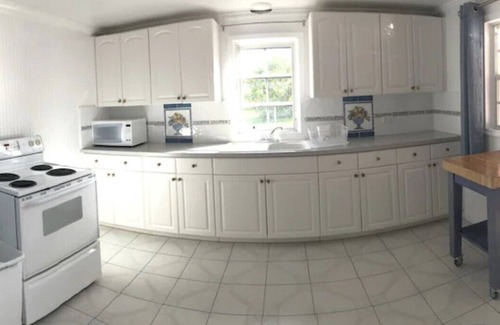 Spanish Wells House | Island Beach cottage, 4 bedroom 3 & 1/2 Bath 2 Minute walk to the Beach