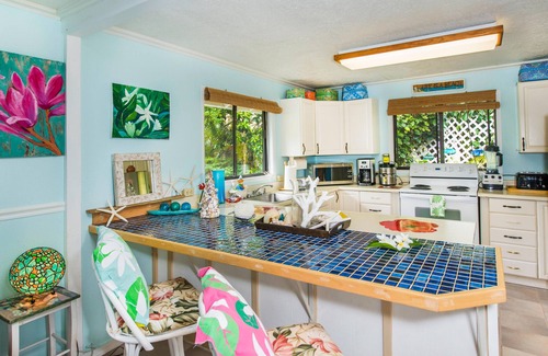 Waimanalo Cottage | Island Beach Cottage with a deck ! Gated, Air Conditioning,steps to beach