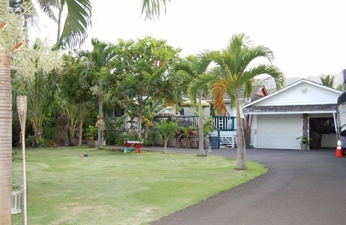 Waimanalo Cottage | Island Beach Cottage with a deck ! Gated, Air Conditioning,steps to beach