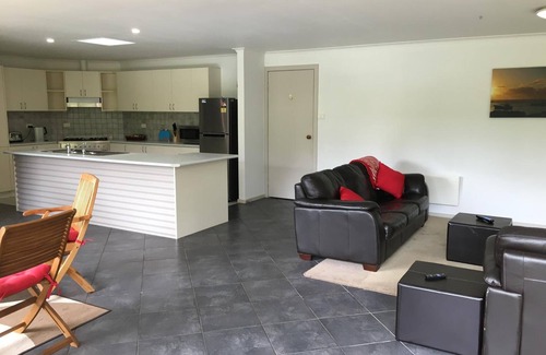 Currie Hotel | Island Breeze Motel