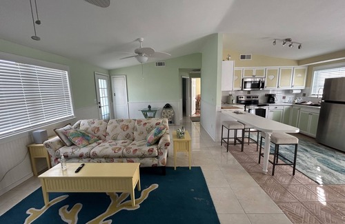 Bokeelia Cottage | Island Cottage-boat ramp at end of street! Walk to Jug Creek Marina!