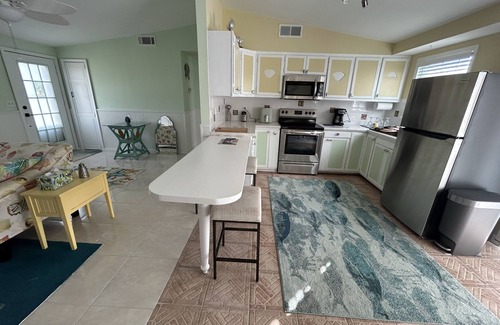 Bokeelia Cottage | Island Cottage-boat ramp at end of street! Walk to Jug Creek Marina!