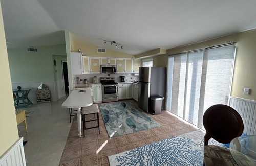 Bokeelia Cottage | Island Cottage-boat ramp at end of street! Walk to Jug Creek Marina!