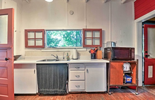Sand Creek Cottage | Island Cottage on Evans Lake: Boat Rental Required