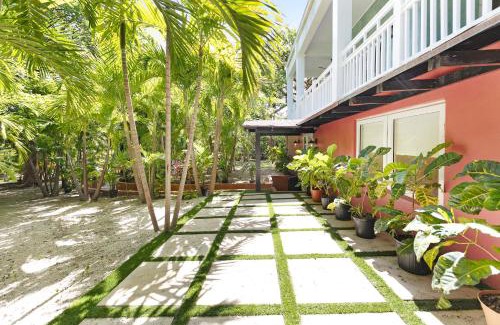 Nassau Apartment | Island Gardens Family Escape, Pool & Car included