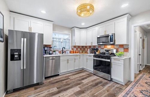 McKnight House | Island Gem~Riverfront, Near RMU Sports Center~4 BR