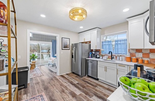 McKnight House | Island Gem~Riverfront, Near RMU Sports Center~4 BR