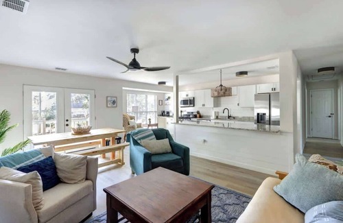 Savannah House | Island Getaway! 10 mins to Downtown Savannah and Tybee