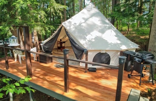Brantingham House | Island Glamping w/Boat, HotTub and Pet Friendly